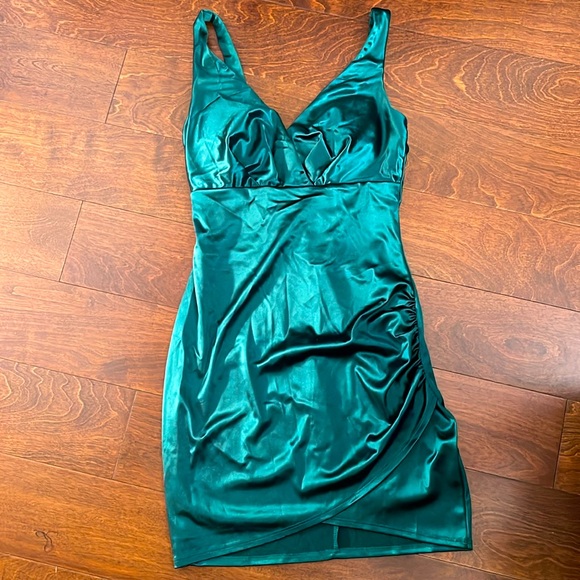 Dresses & Skirts - Green dress